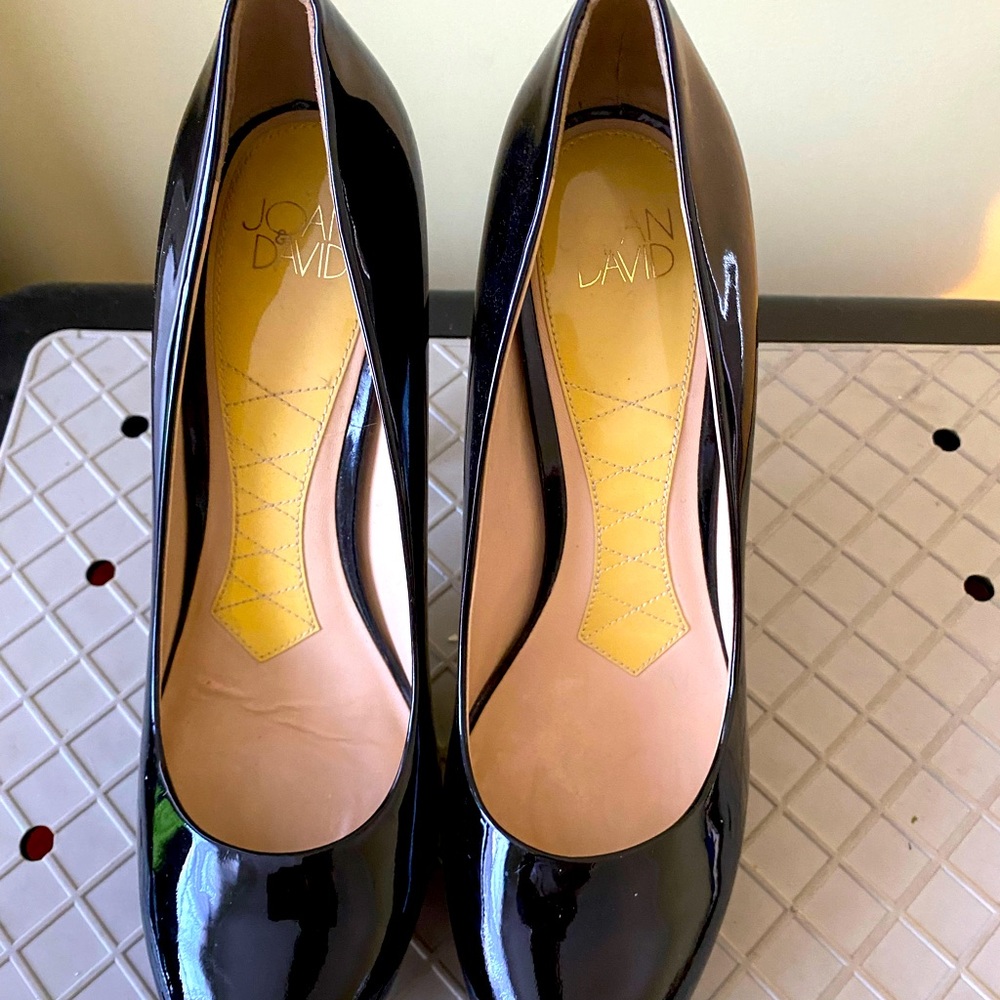 Joan & David Patent Leather Pumps
Black
Round-Toes
Stiletto Heels with Platform